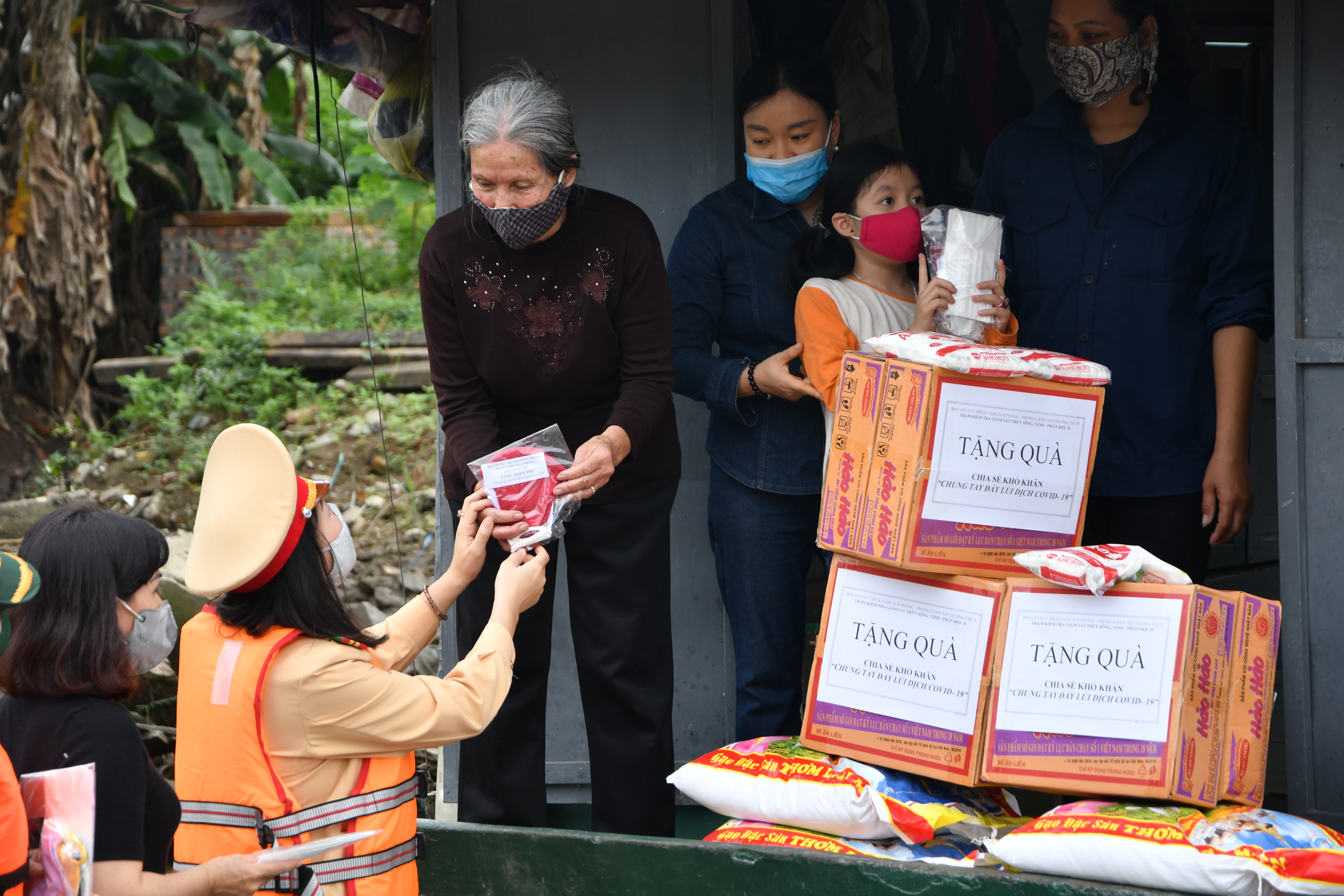 Đẩy mạnh tuyên truyền Luật Giao thông đường thủy và phòng, chống dịch bệnh Covid-19
